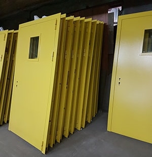 Двери желтого цвета