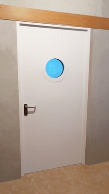 Дверь с иллюминатором, вид изнутри (НМХЦ им. Н.И. Пирогова)
