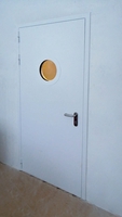 Дверь с иллюминатором, вид снаружи (НМХЦ им. Н.И. Пирогова)
