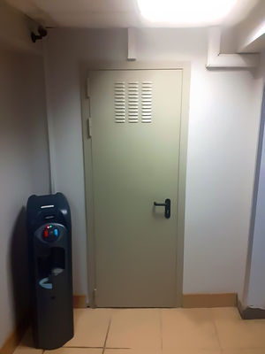 Однопольная дверь с вентиляционной решеткой