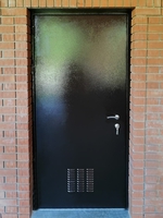 Дверь с вентрешеткой, фото снаружи (Чечерский проезд, 5)