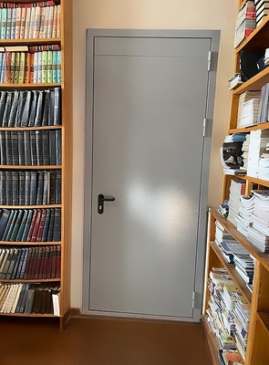 Дверь в библиотечном зале