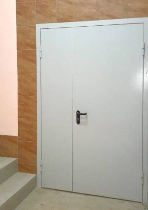 Дверь в лифтовый холл