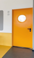 Дверь желтого цвета с окном