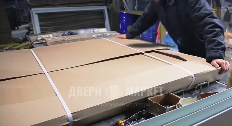 Упаковка дверей в картон. Картонная упаковка дверей. Упаковка дверных полотен. Двери в упаковке с производства. Упаковка входной двери.