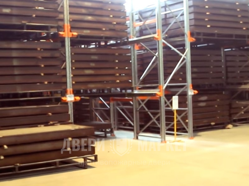 Складирование дверей. Как правильно хранить двери. Склад межкомнатных дверей. Склад дверей. Склад межкомнатных дверей.