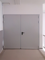 Двупольная дверь с внешней стороны (ТРЦ «Мега Химки»)