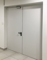 Двупольная дверь в офисе
