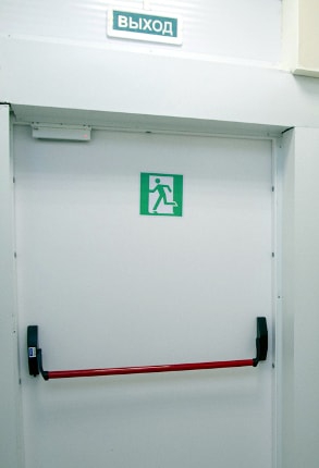 Знак эвакуационного выхода на двери