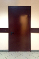 Коричневая дверь в офисном здании