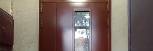 Солнцевский пр-кт, д. 5: подъездная дверь с большой остекленной фрамугой
