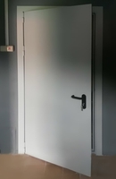 Однопольная дверь на лестничной площадке
