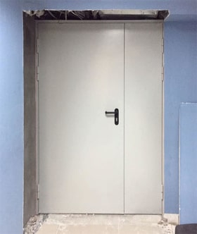 Полуторостворчатая дверь