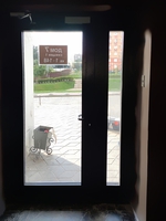 Остекленная дверь, фото изнутри (подъезд дома, пос. Коммунарка)