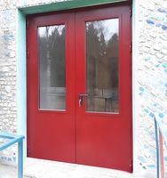 Остеклённая дверь красного цвета