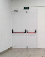 Полуторная дверь с ручками «Антипаника»