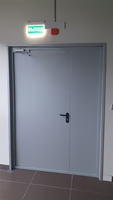 Полуторная дверь, вид сзади (офисы, Рублёво-Успенское шоссе)