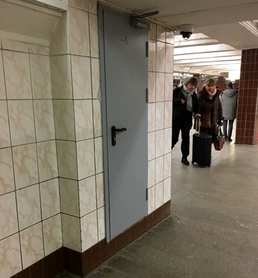 Установленная дверь на станции Метро
