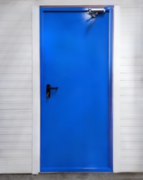 Синяя дверь с доводчиком