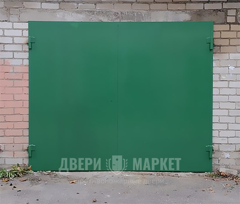 Краска для ворот железных. Зеленые гаражные ворота. Краска для гаражных ворот. Краска для ворот зеленый. Старые ворота гаража.