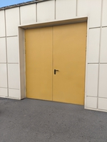 Желтая двустворчатая дверь