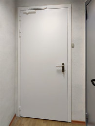 Дверь на входе в офис, фото снаружи