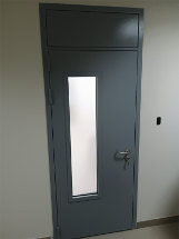 Дверь с фрамугой, фото снаружи