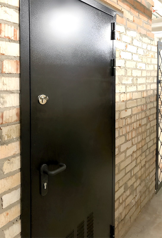 Дверь с вентиляцией в подвал, фото снаружи (Скандинавский бульвар)