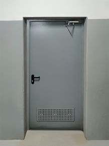 Дверь с вентиляцией, вид изнутри (1-й Варшавский проезд)