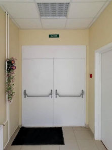 Двупольная дверь на эвакуационном выходе
