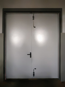 Двупольная огнестойкая дверь, фото изнутри