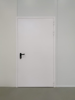 Глухая белая дверь, фото внешней стороны