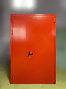 Красная полуторная дверь