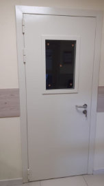 Однопольная дверь с окном, фото спереди