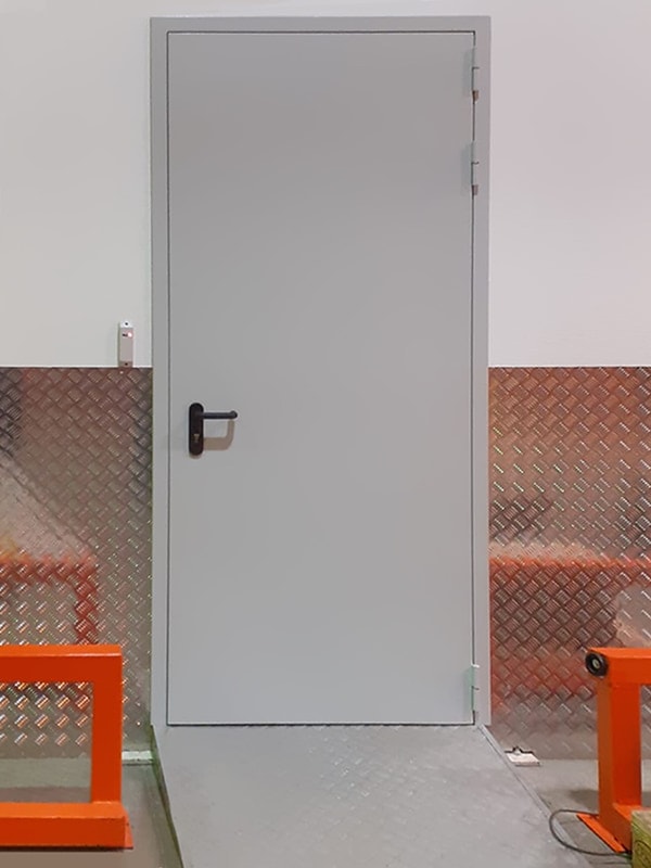 Однопольная дверь в магазине