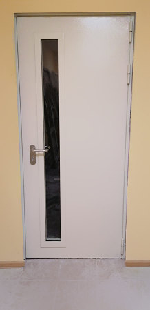 Одностворчатая дверь со стеклом