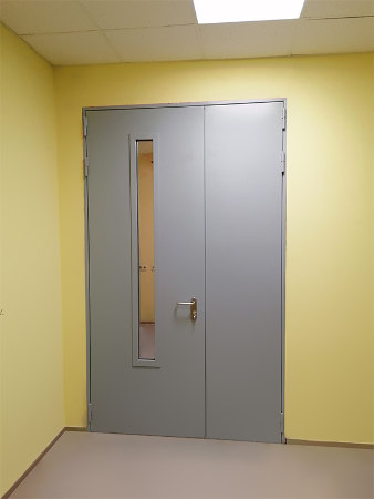 Остеклённая дверь, фото спереди