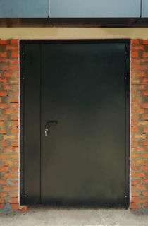 Полуторапольная дверь черного цвета