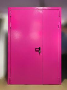 Полуторопольная дверь розового цвета